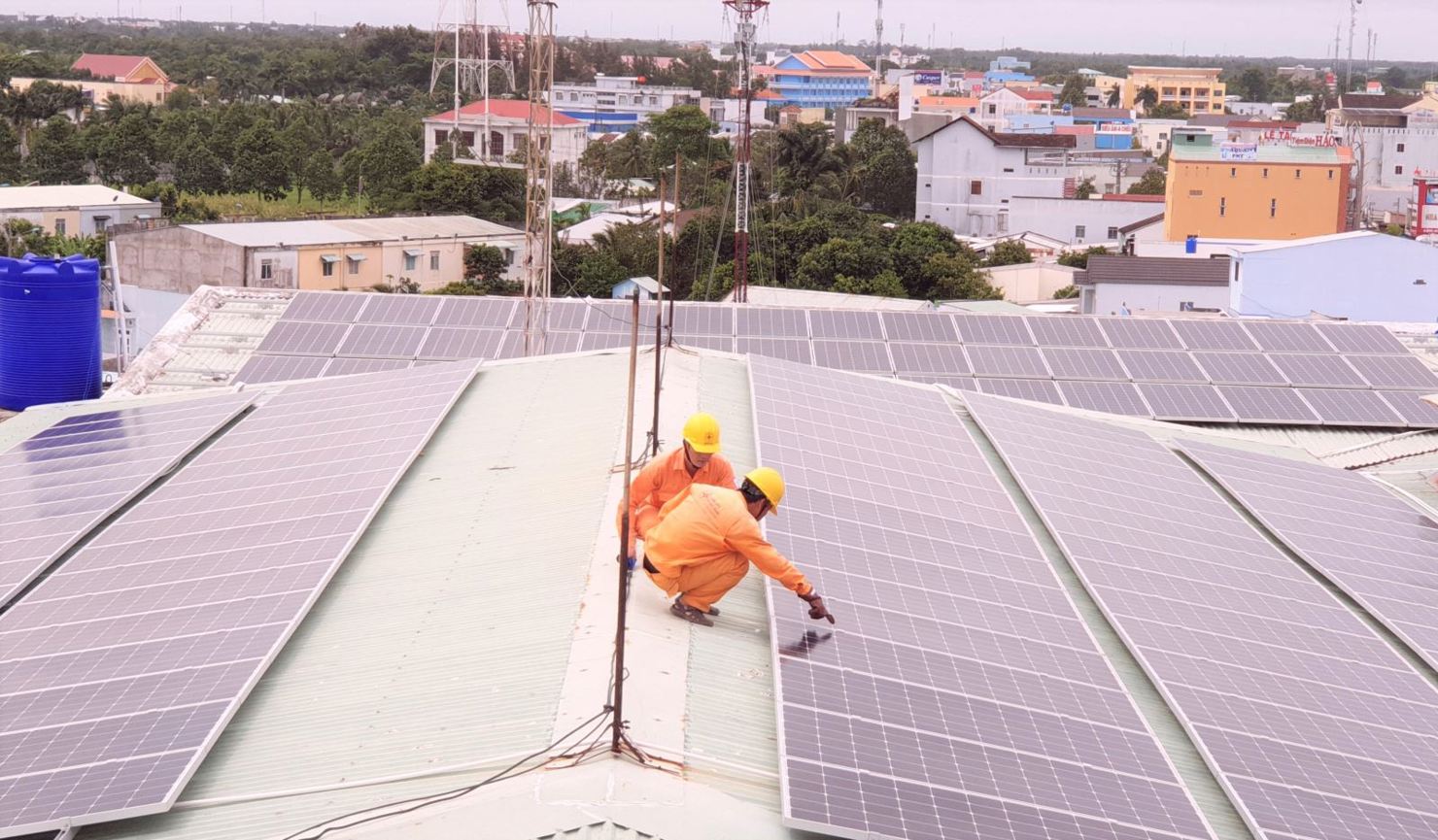 Kiểm tra điện mặt trời tại Vĩnh Long.