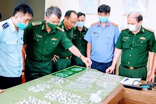 Các lực lượng chức năng kiểm tra số hàng hoá thu giữ.