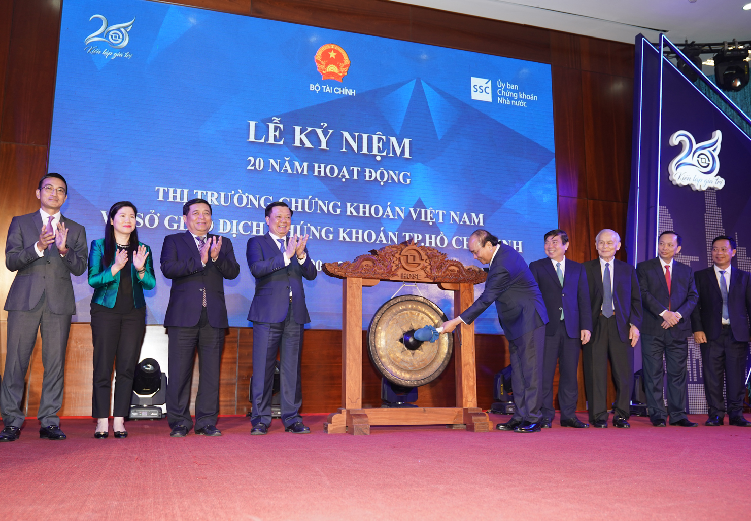 Thủ tướng Nguyễn Xuân Phúc thực hiện nghi thức đánh cồng kỷ niệm 20 năm hoạt động thị trường chứng khoán Việt Nam và HOSE.