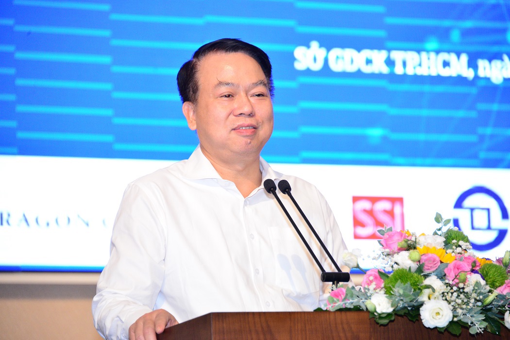 Thứ trưởng Nguyễn Đức Chi biểu dương v&agrave; đ&aacute;nh gi&aacute; cao những đ&oacute;ng g&oacute;p hết sức tr&aacute;ch nhiệm của c&aacute;c th&agrave;nh vi&ecirc;n thị trường đối với sự ph&aacute;t triển chung của TTCK Việt Nam.
