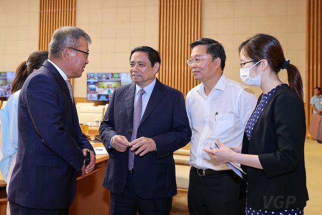 Thủ tướng Chính phủ trò chuyện cùng lãnh đạo các tập đoàn, doanh nghiệp Hàn Quốc. Ảnh: VGP/Nhật Bắc.