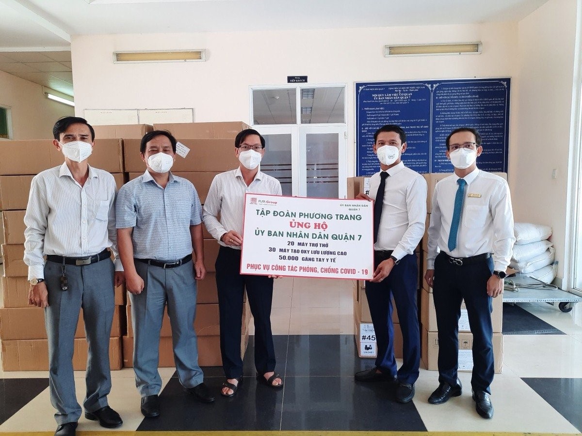 Tính đến thời điểm này, Tập đoàn Phương Trang đã trao tặng hơn 300 máy thở, hàng chục máy tạo oxy và hàng chục nghìn chiếc găng tay y tế đến các bệnh viện thuộc TP. Hồ Chí Minh.