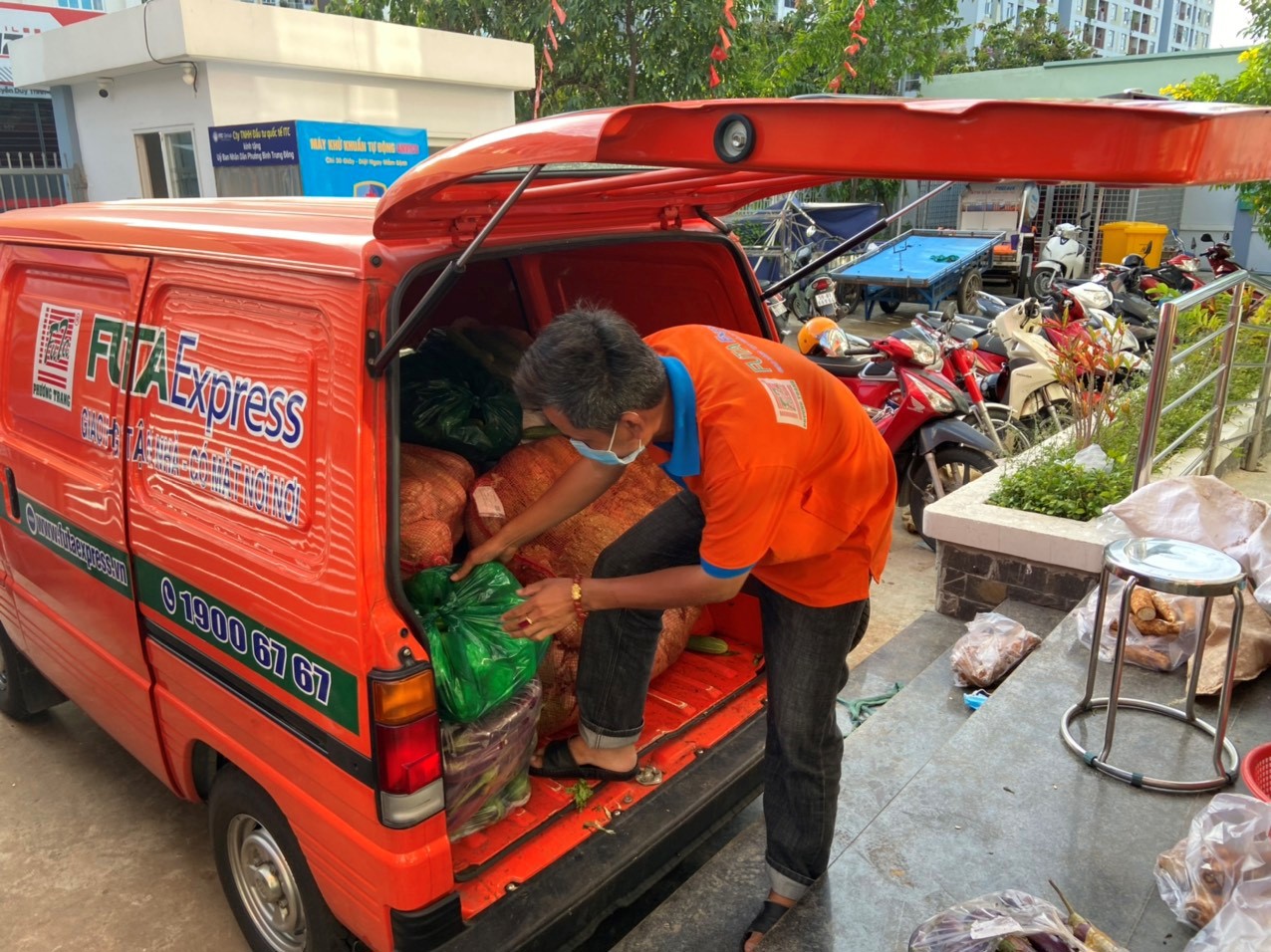 Nhân viên FUTA Express giao hàng hóa tận nơi.