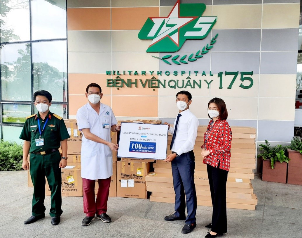 Tập đoàn Phương Trang trao tặng 100 máy trợ thở cho Bệnh viện Quân y 175.