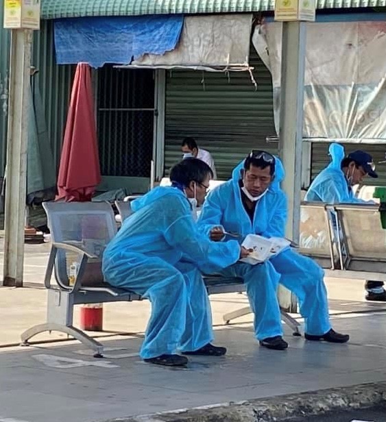 Bác tài nhà xe Phương Trang tranh thủ dùng cơm trưa.