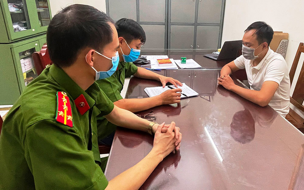 Công an xét hỏi đối tượng lừa đảo.