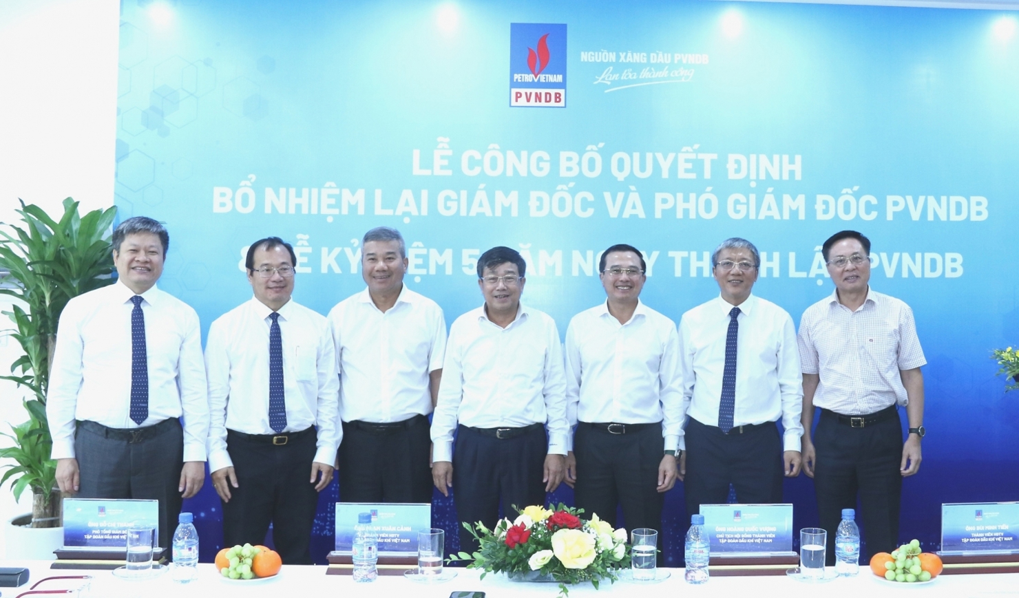 Lãnh đạo Petrovietnam chụp ảnh lưu niệm với tập thể lãnh đạo PVNDB.