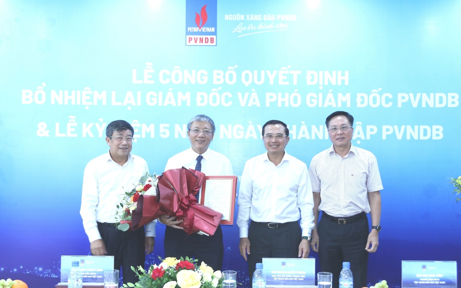 Lãnh đạo Petrovietnam trao quyết định cho ông Phan Kiến Anh - Giám đốc PVNDB.