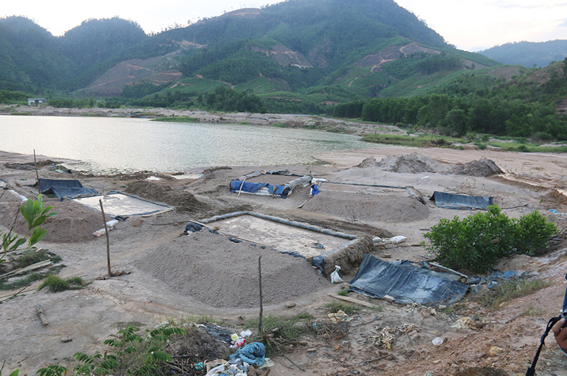 Khu vực khai thác vàng tại bãi thải nằm ven đường lớn.