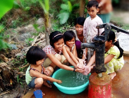 Việc đảm bảo cung cấp nước sinh hoạt cho người dân nông thôn tại các vùng chịu ảnh hưởng của hạn hán, thiếu nước, xâm nhập mặn là rất quan trọng và phải được ưu tiên hàng đầu.