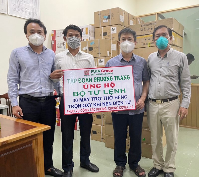 Đại diện Tập đoàn Phương Trang trao tặng các máy tạo oxy, máy trợ thở cho các bệnh viện ở TP. Hồ Chí Minh. 
