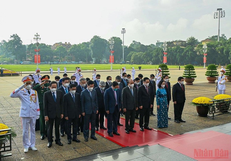  Các đồng chí lãnh đạo Đảng, Nhà nước tưởng nhớ Chủ tịch Hồ Chí Minh. 