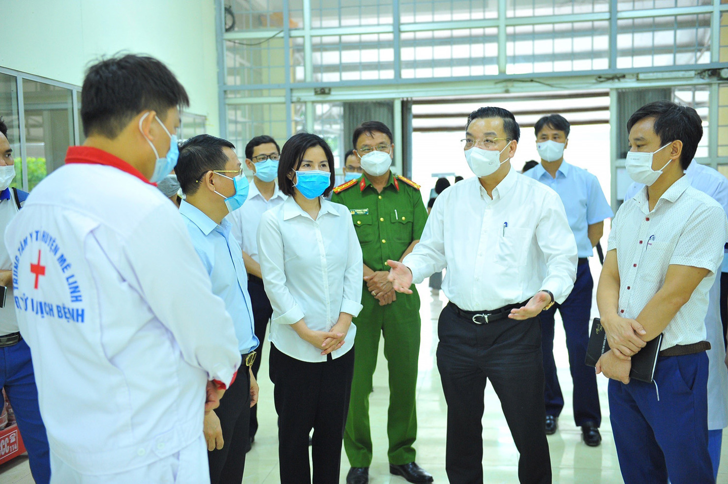 Ủy viên Trung ương Đảng, Chủ tịch Ủy ban nhân dân TP. Hà Nội Chu Ngọc Anh kiểm tra công tác phòng, chống dịch COVID-19 tại bệnh viện dã chiến Mê Linh, huyện Mê Linh, TP. Hà Nội. Ảnh: TTXVN