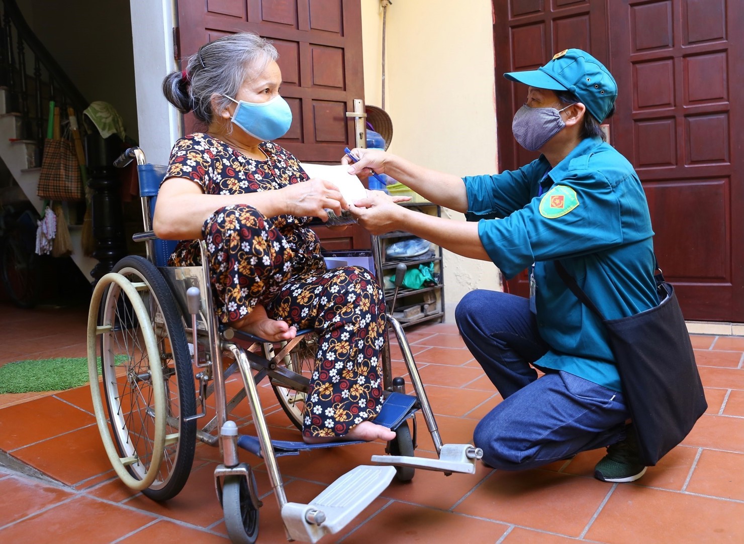 TP. Hà Nội hỗ trợ người dân gặp khó khăn do ảnh hưởng của dịch bệnh COVID-19 (Trong ảnh: Hỗ trợ người khuyết tật ở tổ dân phố 5, phường Phú La, quận Hà Đông, TP. Hà Nội). Ảnh: TTXVN