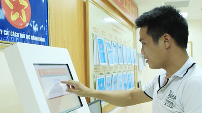 Dù dịch COVID-19 diễn biến phức tạp nhưng giải quyết các thủ tục hành chính cho người dân, doanh nghiệp vẫn bảo đảm thông suốt nhờ thực hiện dịch vụ công trực tuyến.