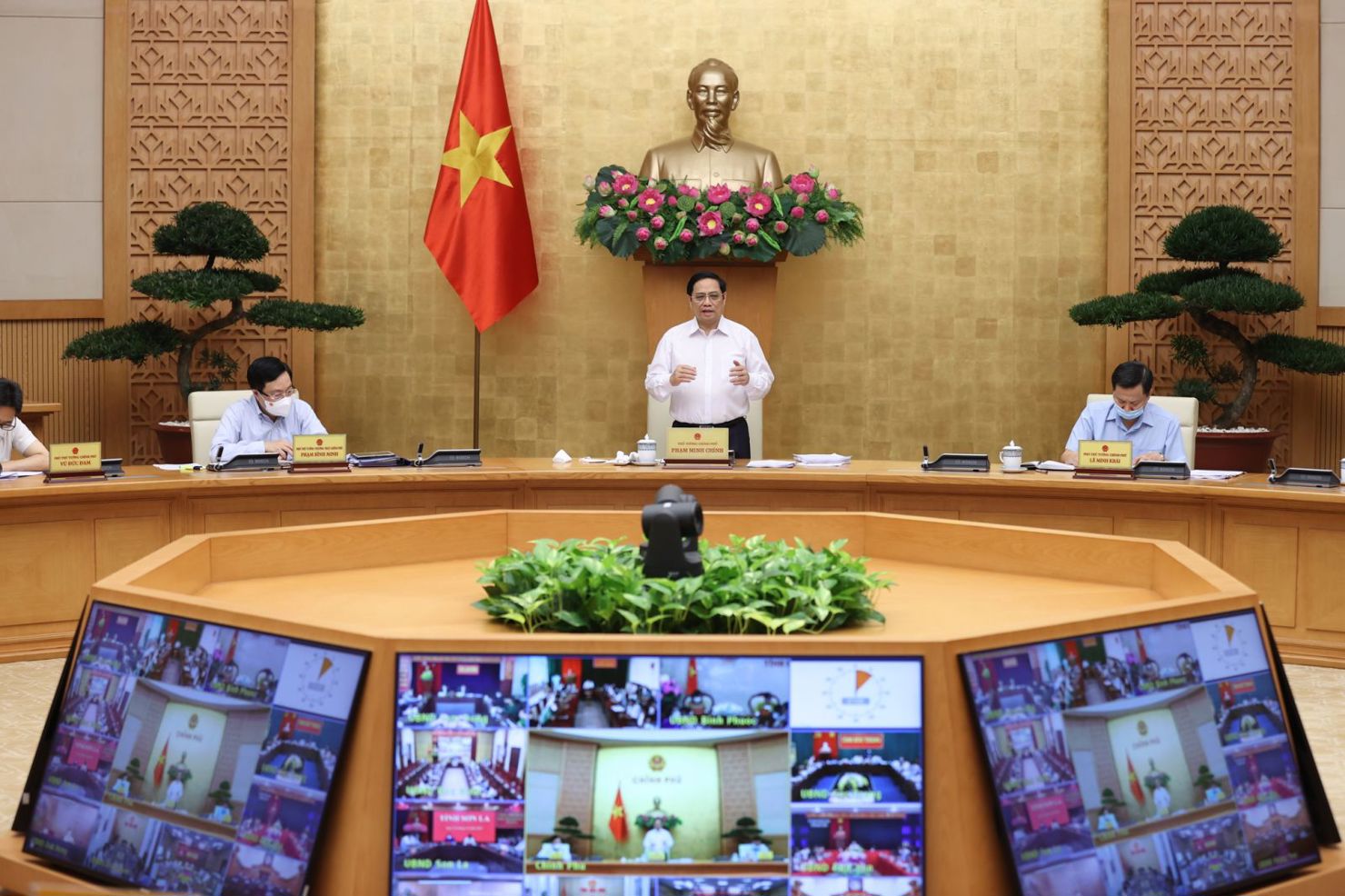 Thủ tướng Ch&iacute;nh phủ y&ecirc;u cầu c&aacute;c bộ, c&aacute;c ng&agrave;nh, địa phương b&aacute;m s&aacute;t, tổ chức thực hiện thật tốt c&aacute;c nghị quyết, kết luận của Trung ương, Quốc hội, Ch&iacute;nh phủ.&nbsp;Ảnh: VGP