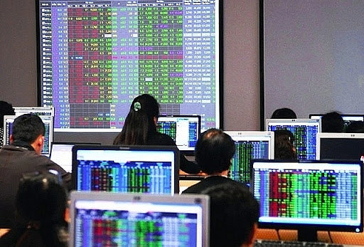Các công ty chứng khoán hiện nay đã đa dạng hóa mô hình thu nhập bao gồm tự doanh/đầu tư, môi giới, cho vay ký quỹ và tư vấn tài chính/ phát hành.