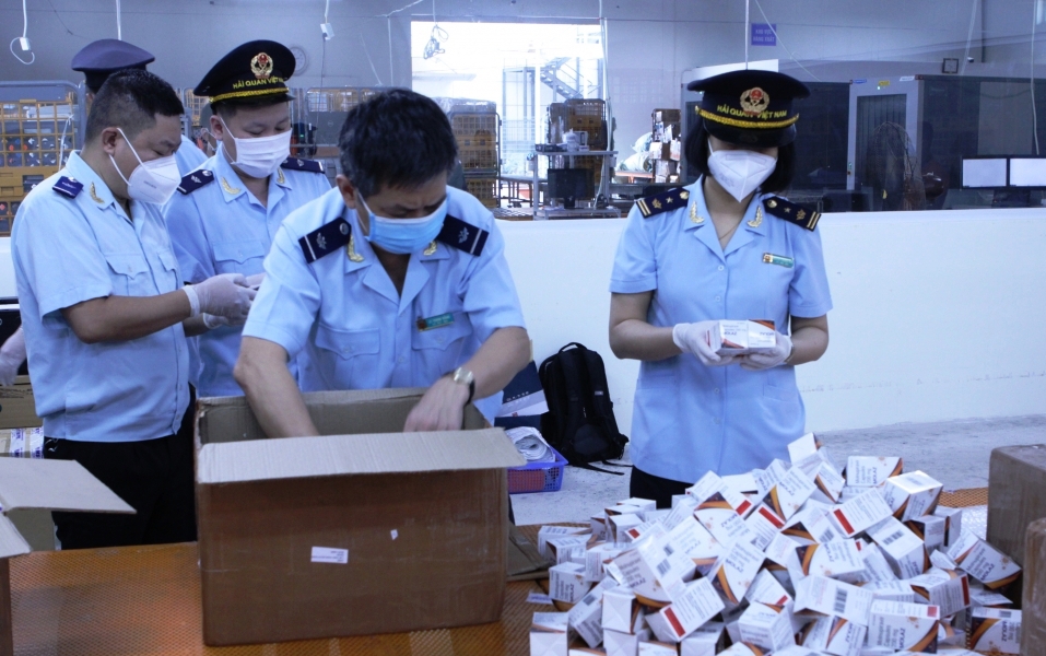 Trong quý III ngành hải quan bắt lượng lớn thuốc điều trị COVID nhập lậu. Ảnh: T. Bình.