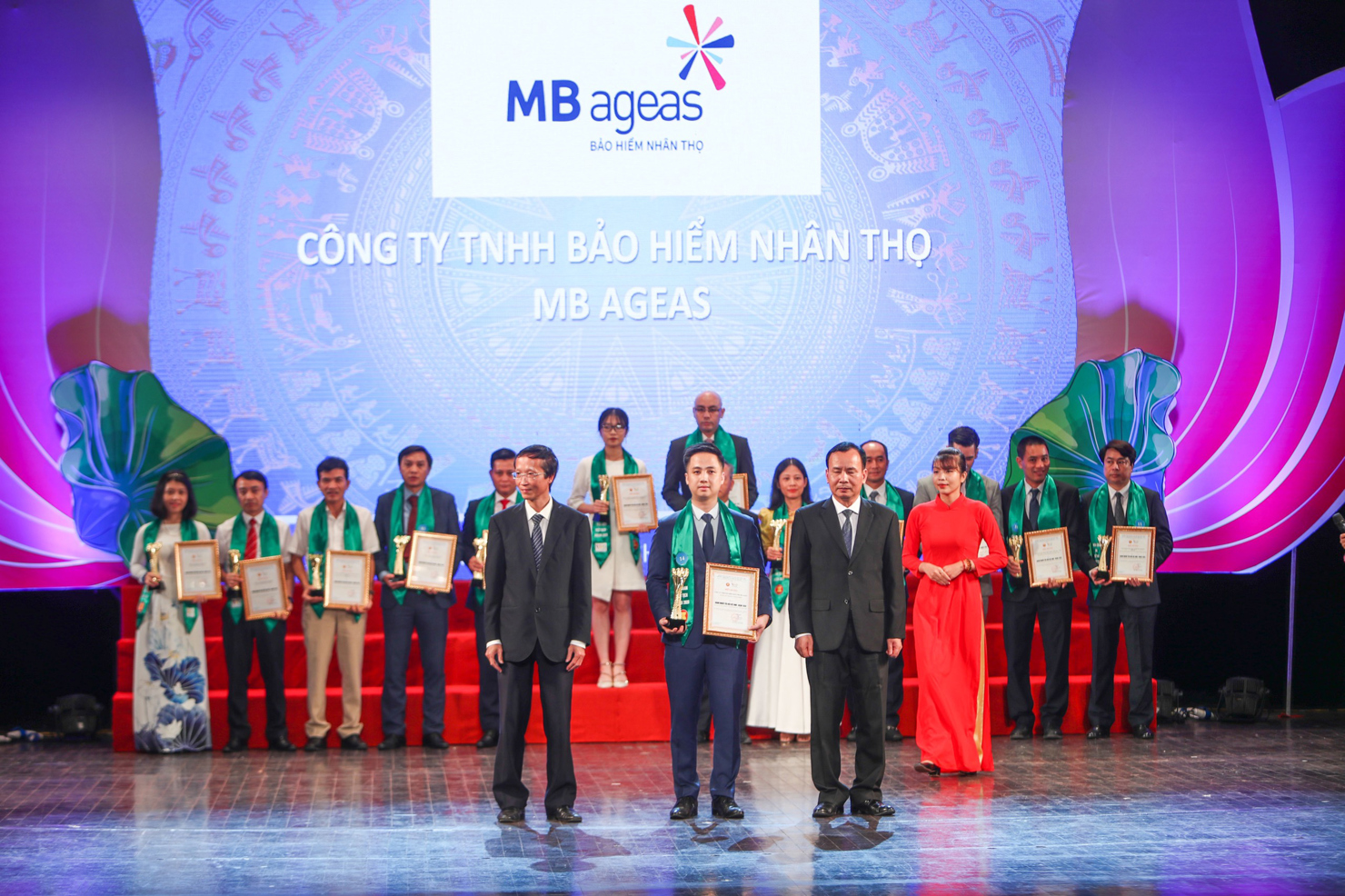 Ông Đỗ Tuấn Anh - Phó Tổng Giám đốc MB Ageas Life đại diện tập thể lãnh đạo Công ty nhận danh hiệu Doanh nghiệp tiêu biểu ASEAN.