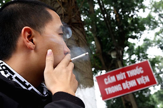 Cử tri đề nghị các cơ quan chức năng cần tăng cường công tác kiểm tra, xử phạt đối với hành vi hút thuốc lá nơi công cộng.