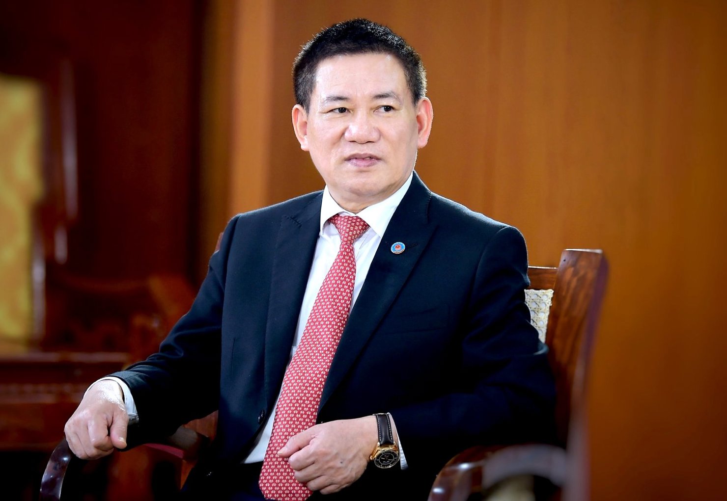 Bộ trưởng Bộ Tài chính Hồ Đức Phớc trả lời phóng viên báo chí.