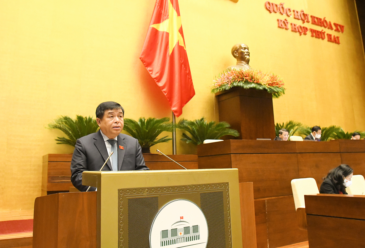Bộ trưởng Bộ Kế hoạch và Đầu tư Nguyễn Chí Dũng báo cáo tại phiên họp.