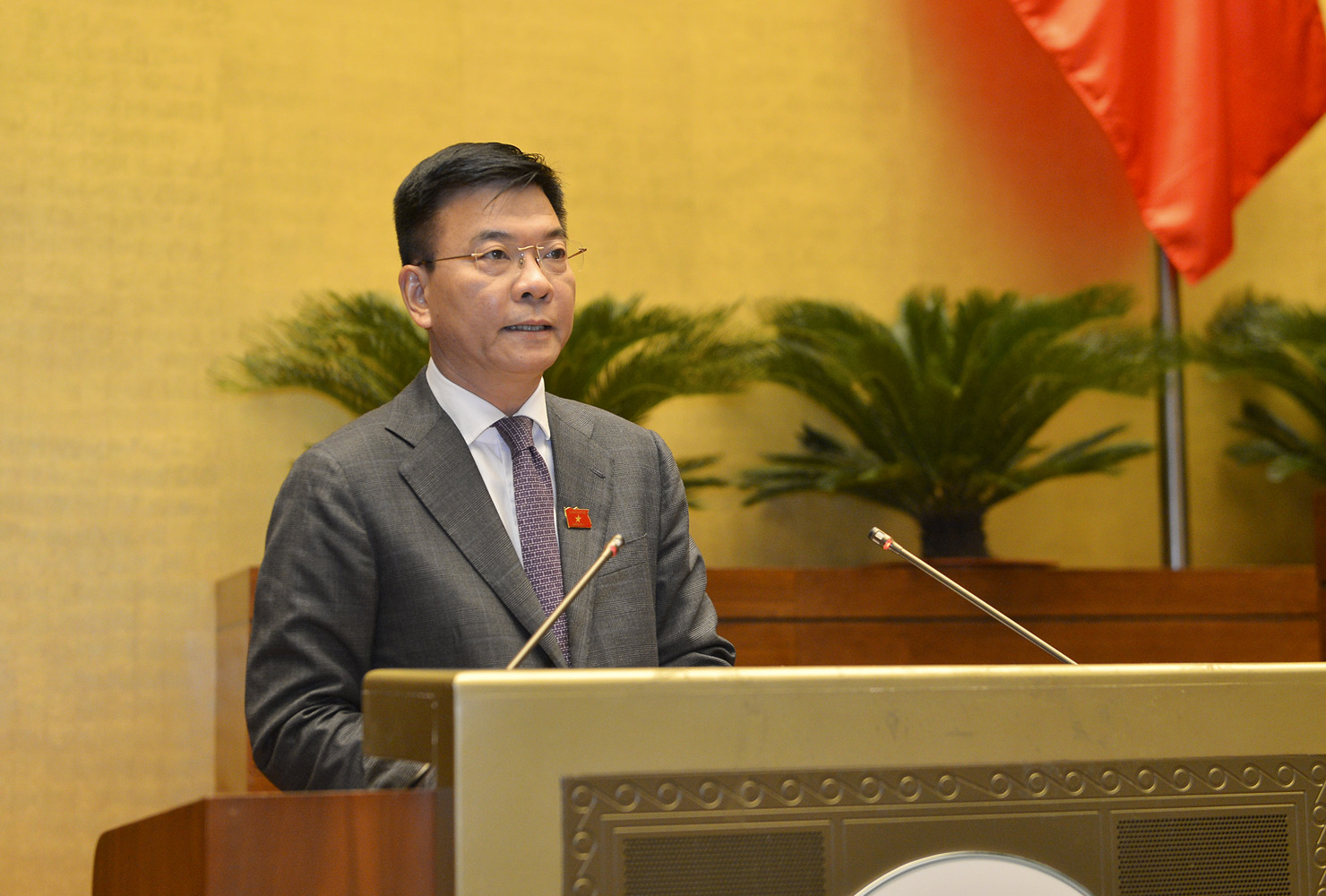 Bộ trưởng Bộ Tư pháp Lê Thành Long trình bày Báo cáo về công tác phòng, chống tham nhũng năm 2021.