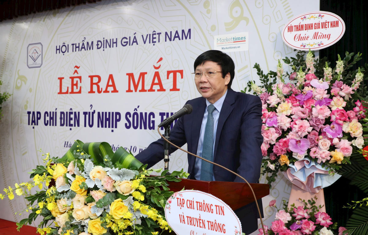 Ông Hồ Quang Lợi - Phó Chủ tịch thường trực Hội Nhà báo Việt Nam chúc mừng Tạp chí điện tử Nhịp sống Thị trường.