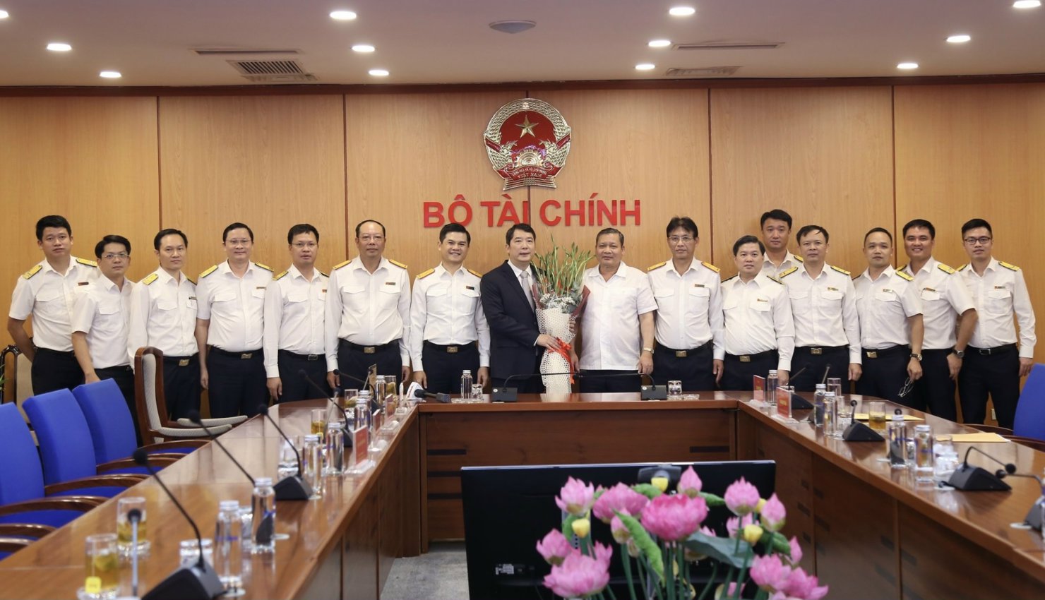 Đại diện Lãnh đạo, công chức Tổng cục Thuế tặng hoa chúc mừng tân Thứ trưởng.