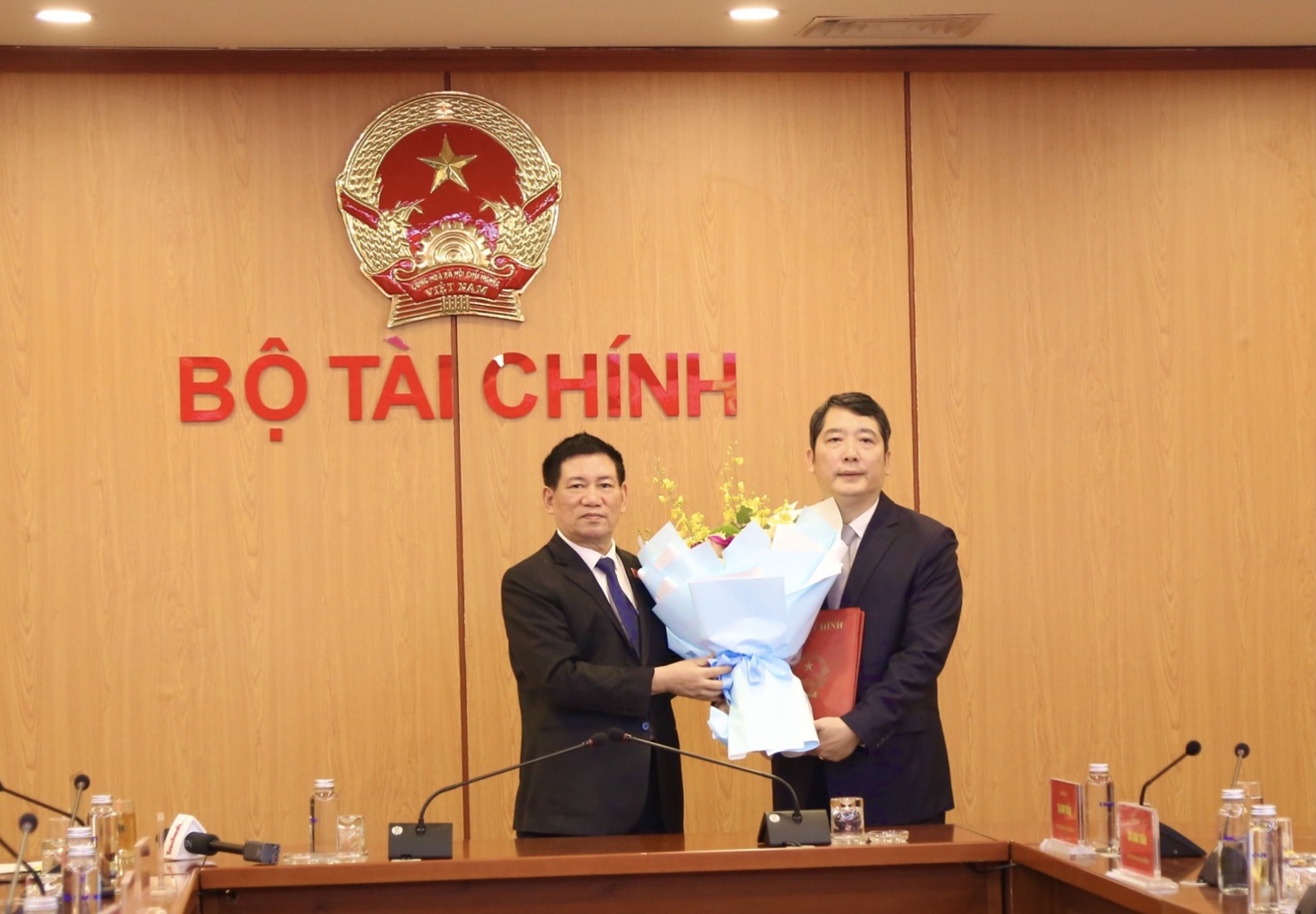 Thừa ủy quyền của Thủ tướng Chính phủ, Bộ trưởng Bộ Tài chính Hồ Đức Phớc trao Quyết định bổ nhiệm và tặng hoa chúc mừng tân Thứ trưởng Cao Anh Tuấn.
