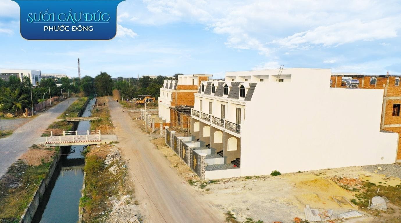 Khu dân cư Suối Cầu Đúc – Phước Đông nổi lên như một viên ngọc sáng của thị trường bất động sản Gò Dầu với phân khúc sản phẩm nhà phố xây sẵn hiếm thấy ở thời điểm hiện tại.