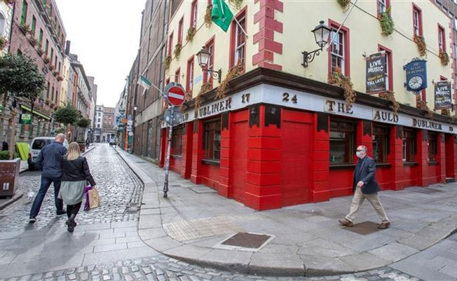 Ireland trở thành quốc gia đầu tiên của châu Âu tái áp đặt phong tỏa. Ảnh: Reuters