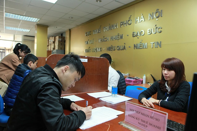 Doanh nghiệp làm thủ tục tại Cục Thuế Hà Nội. Ảnh: Công Hùng/ktdt.vn