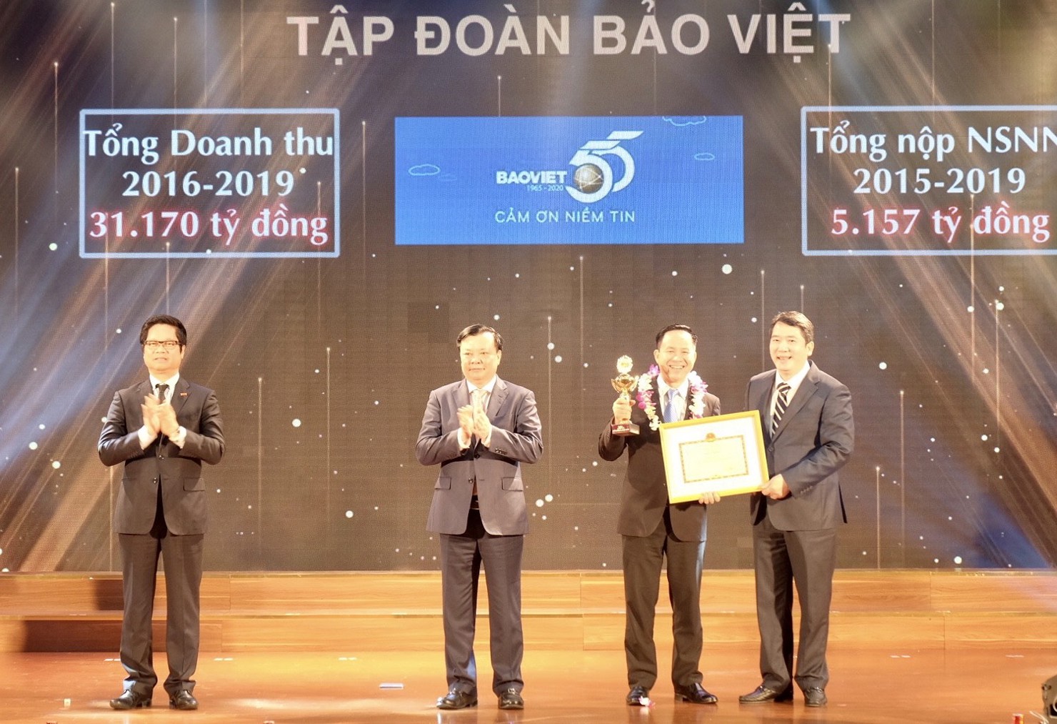 Bảo Việt được bình chọn trong số 30 “người nộp thuế tiêu biểu” tại “Lễ Tôn vinh Người nộp thuế tiêu biểu”.