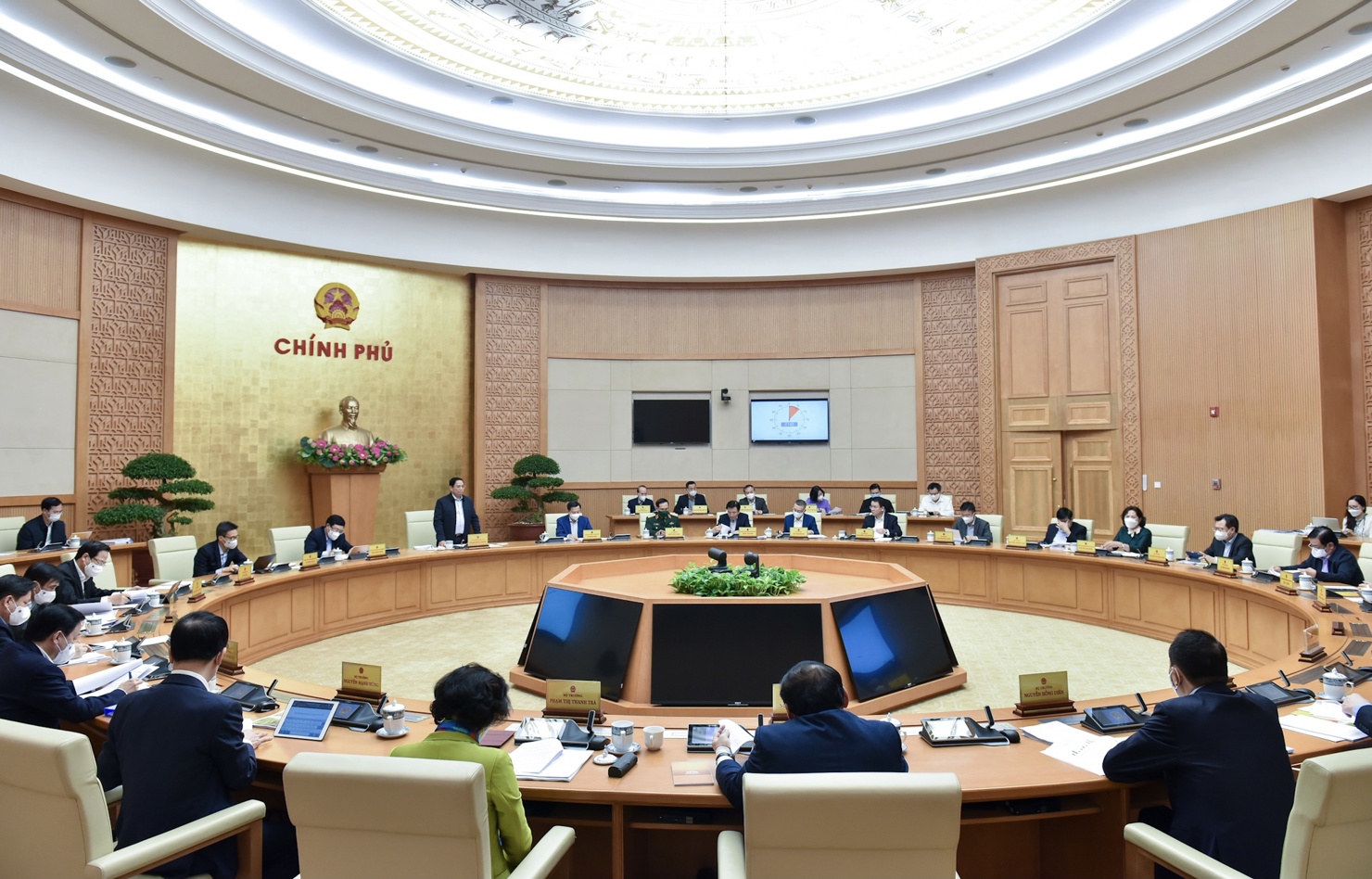 Tại phiên họp Chính phủ thường kỳ tháng 11/2021, Chính phủ tập trung thảo luận về tình hình kinh tế-xã hội, đặc biệt là về công tác phòng chống dịch và phục hồi, phát triển kinh tế. Nguồn: VGP