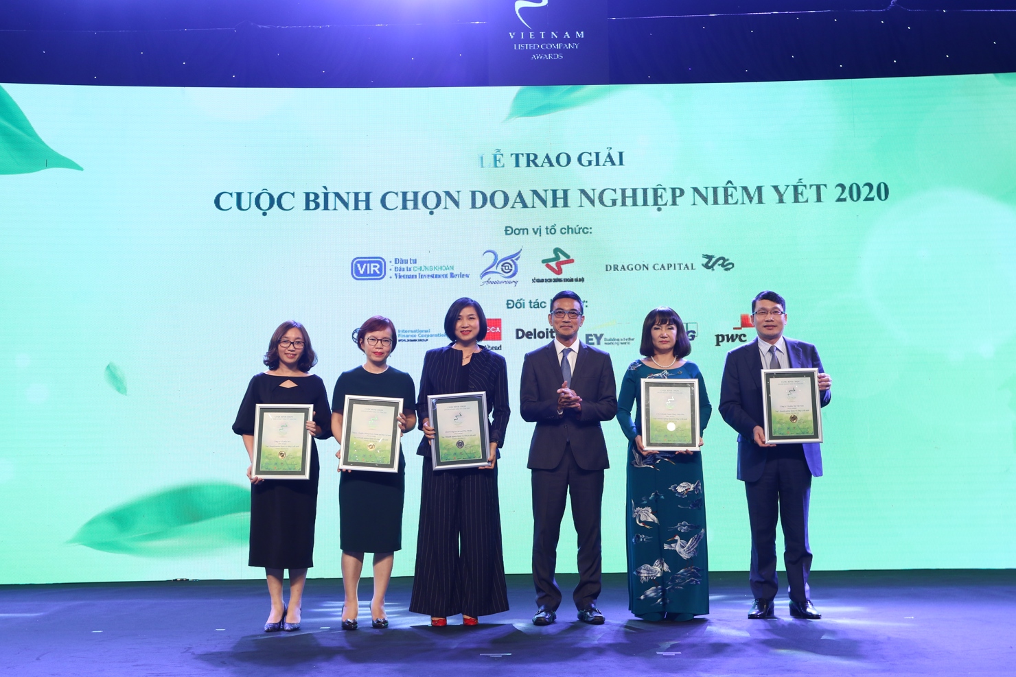 Năm nay Ban tổ chức Cuộc bình chọn Doanh nghiệp niêm yết đã đưa thêm nhiều tiêu chí đánh giá ở mức độ cao hơn liên quan đến các vấn đề môi trường, xã hội và quản trị công ty.