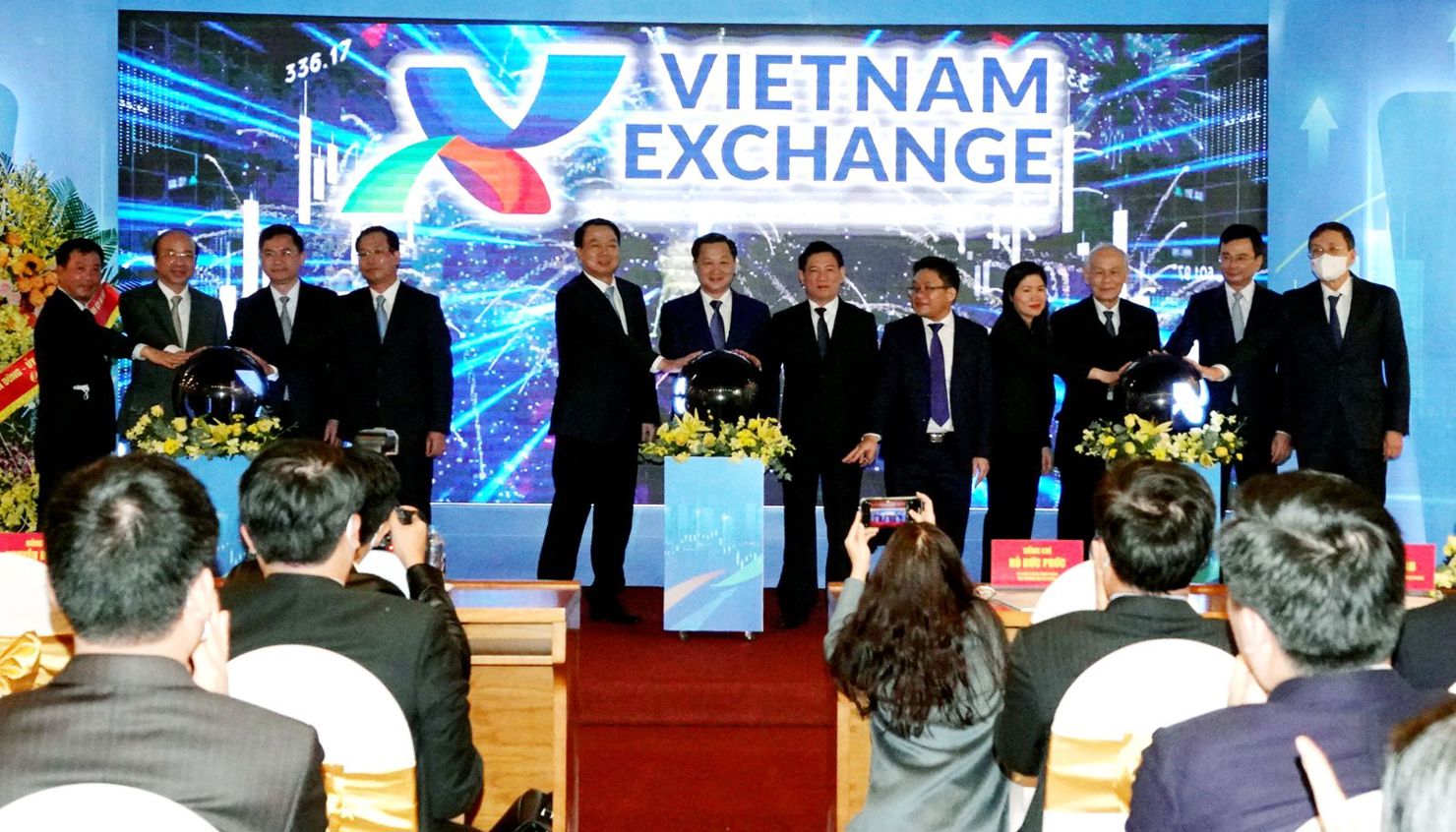 Phó Thủ tướng Lê Minh Khái, Bộ trưởng Hồ Đức Phớc cùng các đại biểu thực hiện nghi thức ra mắt chính thức Sở Giao dịch Chứng khoán Việt Nam. 