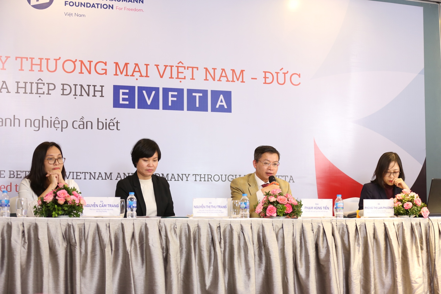 Các diễn giả trao đổi thông tin tại hội thảo.