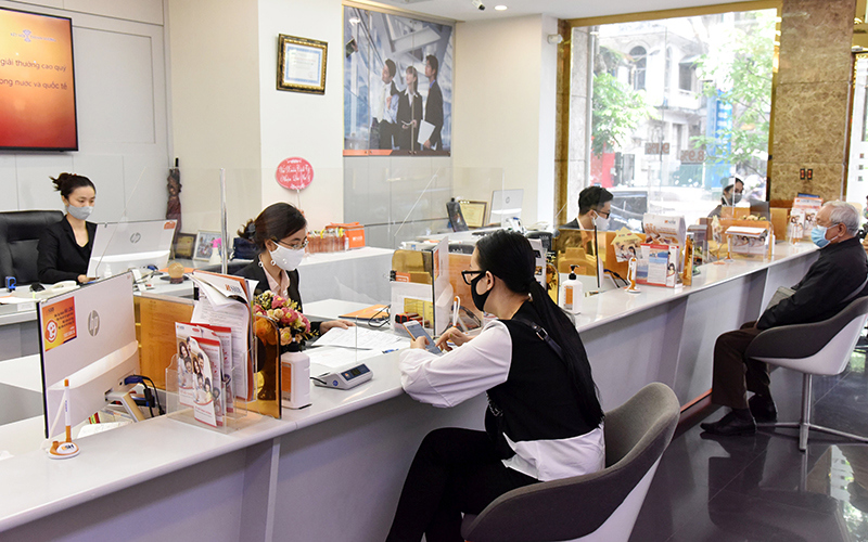 Khách hàng giao dịch tại Ngân hàng TMCP Sài Gòn - Hà Nội (SHB). Ảnh: Trần Hữu