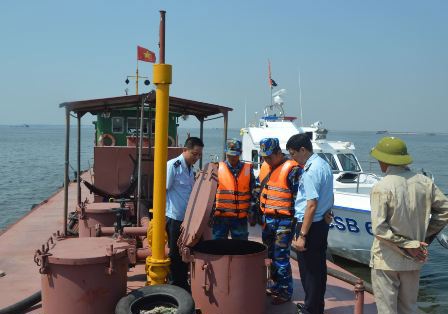 Thời gian qua, tình trạng buôn lậu, vận chuyển trái phép xăng dầu trên biển diễn biến hết sức phức tạp.
