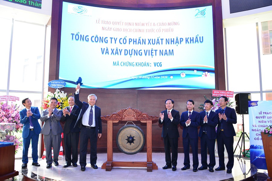 Ông Đào Ngọc Thanh - Chủ tịch HĐQT Vinaconex thực hiện nghi thức đánh cồng.