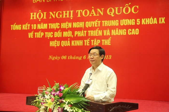 GS.,TS. Vương Đình Huệ, Trưởng ban Kinh tế Trung ương phát biểu tại Hội nghị trực tuyến toàn quốc tổng kết 10 năm thực hiện Nghị quyết Trung ương 5 (khóa IX) về tiếp tục đổi mới, phát triển và nâng cao hiệu quả kinh tế tập thể. Nguồn: Trường Giang 