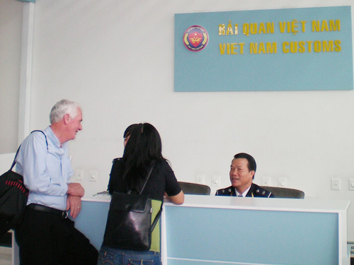  Khách nước ngoài tìm hiểu thủ tục, điều kiện hoàn thuế GTGT đối với hàng hóa mua tại Việt Nam. Nguồn: baohaiquan.vn 