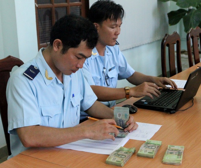 Chi cục Hải quan cửa khẩu Mộc Bài kiểm tra tang vật một vụ nhập lậu tiền. Nguồn: baohaiquan.vn