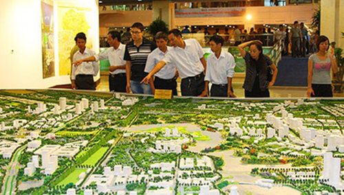 Tìm hiểu thông tin về đất đai ở nhiều địa phương nghiên cứu viên bị yêu cầu phải có giấy giới thiệu. Ảnh: Như Ý.