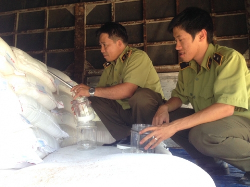 Lực lượng quản lý thị trường tỉnh Vĩnh Long lấy mẫu đường nhập lậu. Nguồn: nhandan.com.vn