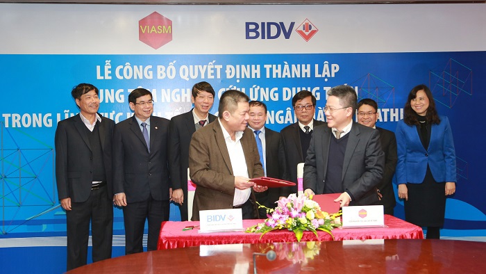 GS. Ngô Bảo Châu, Giám đốc Khoa học VIASM và Ông Trần Bắc Hà, Chủ tịch HĐQT BIDV tại Lễ công bố quyết định Thành lập Trung tâm Nghiên cứu ứng dụng toán trong lĩnh vực kinh tế, tài chính-ngân hàng. Nguồn: bidv.com.vn