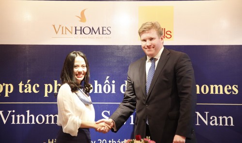 Đại diện Vingroup và Savills Việt Nam Lễ ký kết. Nguồn: baoxaydung.com.vn