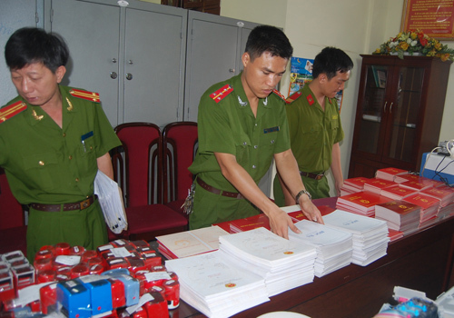 Rất nhiều phôi bằng và hàng trăm con dấu giả bị Công an Hà Nội thu giữ. Ảnh: Hữu Việt