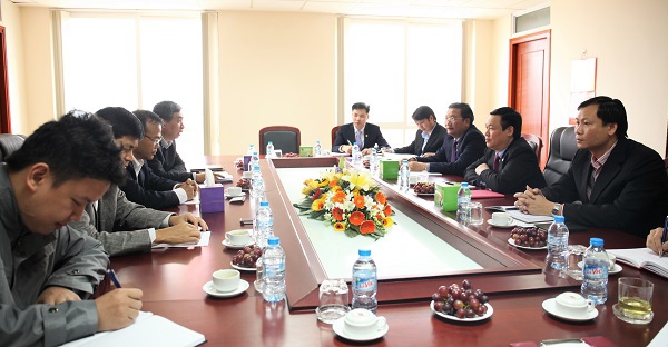 Trưởng Ban Kinh tế Trung ương Vương Đình Huệ tiếp và làm việc với Chủ nhiệm Ủy ban Nhà nước về người Việt Nam ở nước ngoài. Nguồn: Việt Dũng